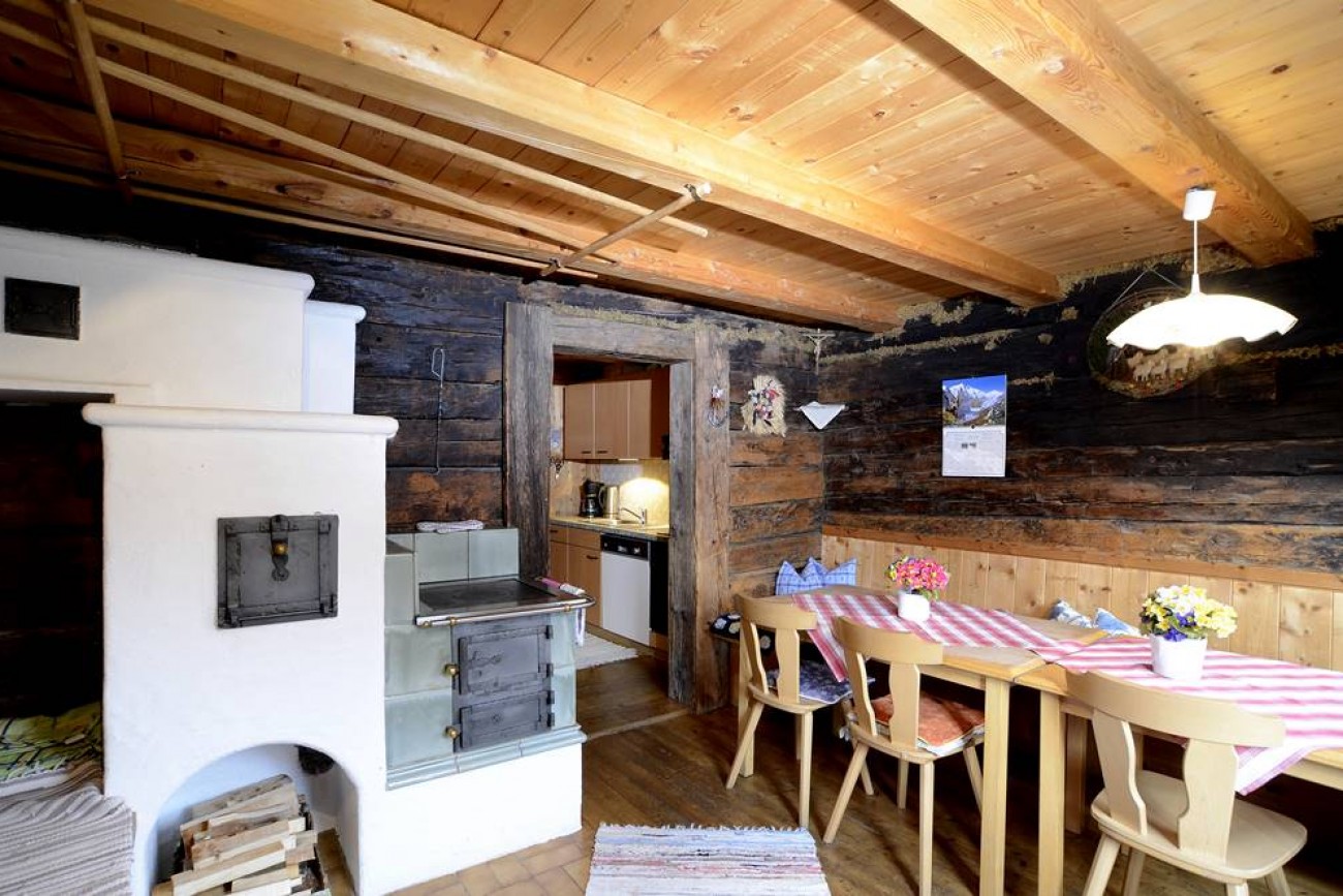 ERDGESCHOSS: WOHNSTUBE MIT KACHELOFEN