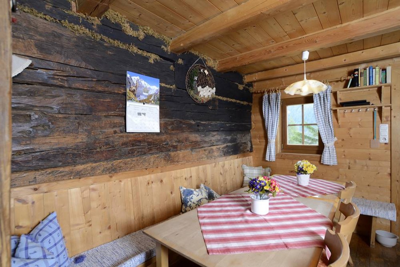 ERDGESCHOSS: SITZECKE IN DER WOHNSTUBE