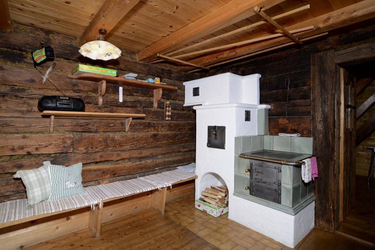 ERDGESCHOSS: KACHELOFEN MIT SITZBANK