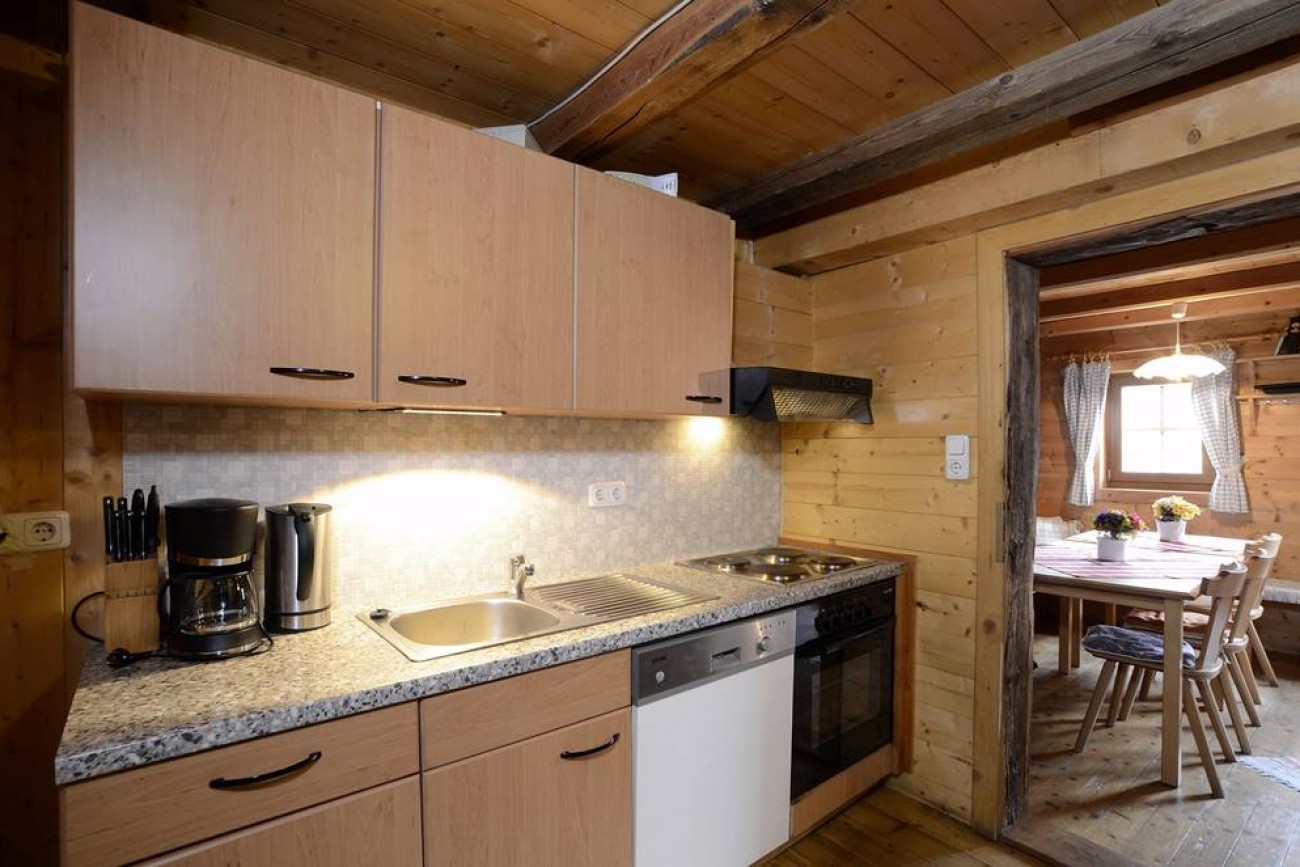 ERDGESCHOSS: KÜCHE MIT BLICK IN DIE WOHNSTUBE