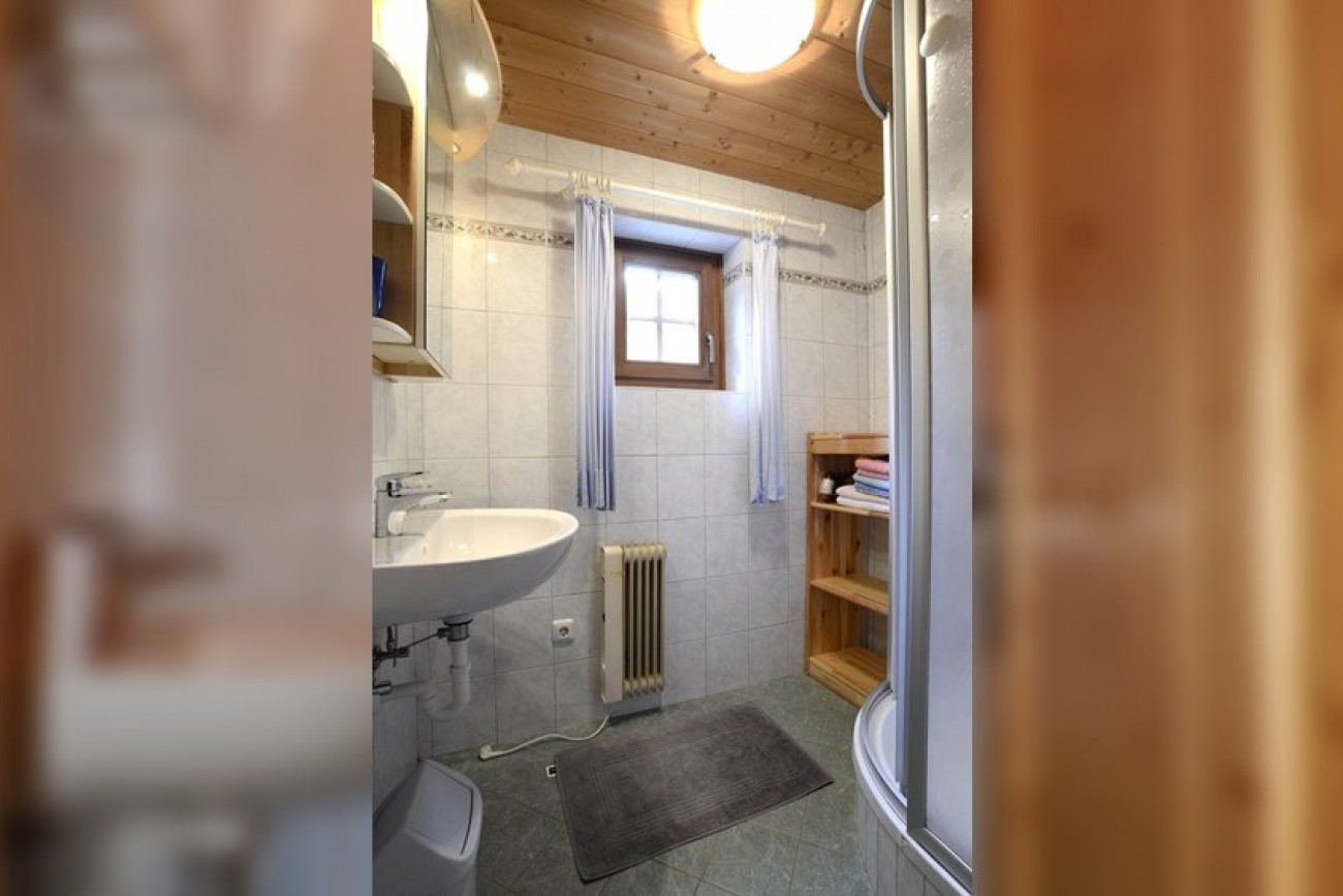 ERDGESCHOSS: BADEZIMMER