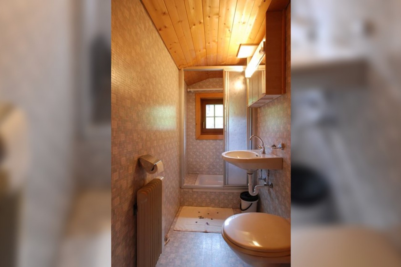 OBERGESCHOSS: BADEZIMMER UND WC